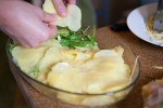 Kartoffelgratin anrichten
